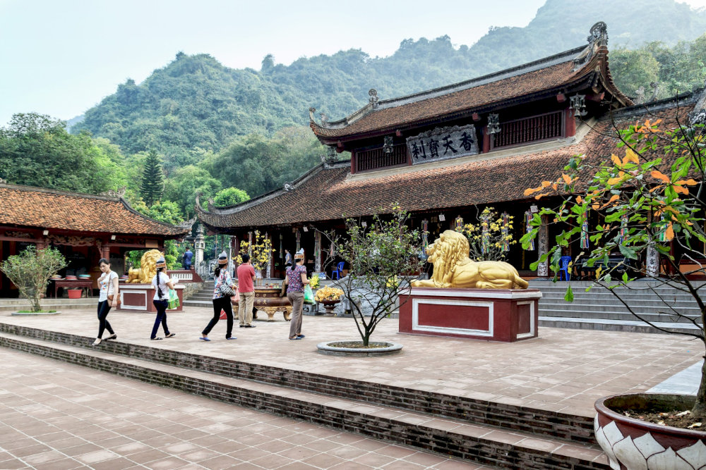 Trước chính điện